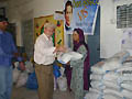 30 agosto 2010 - Don Peter Zago distribuisce gli aiuti umanitari.