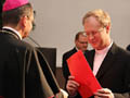 6 febbraio 2010 - Sessione pubblica di apertura dell’Inchiesta diocesana sulle virtù del Servo di Dio don Tito Zeman. Mons. Stanislav Zvolenský, arcivescovo di Bratislava, consegna i decreti di nomina ai membri del Tribunale.