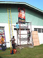 19 maggio 2011 – Studenti del “Don Bosco Technical Institute” che frequentano il corso per carpentieri, installano una immagine di Don Bosco nella parete esterna della scuola.