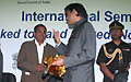 9 aprile 2010 - Don VM Thomas, sdb, con l`on. Sashi Tharoor, Ministro Federale per gli Affari Esteri, alla presentazione di "Mist & Magic".
