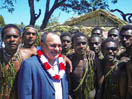 20 agosto 2011 - Il Primo Ministro, on. Peter O`Neill, coi ragazzi dell`opera di Badili-Gabutu