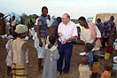 ottobre 2011 - Don Felice Molino, missionario salesiano distribuisce alcuni alimenti ad una comunit della popolazione turkana. 
