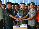 22 aprile 2010 - Il sottosegretario dellUnione dei giovani rivoluzionari del popolo del Laos (UGRPS), signor Vilaiwong Buddakam, dona delle magliette al Centro di Formazione Professionale Don Bosco