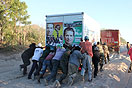 18 agosto 2012 - Fedeli aiutano a ripartire il camion che trasporta l`urna di Don Bosco