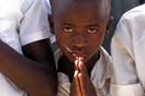 Bambino in preghiera