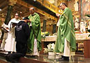 30 settembre 2012 - Don Pascual Chvez, Rettor Maggiore, consegna i crocifissi ai missionari della 143 Spedizione