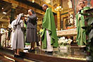 30 settembre 2012 - Madre Yvonne Reungoat, Madre Generale delle Figlie di Maria Ausiliatrice, consegna i crocifissi alle missionarie della 143 Spedizione