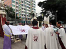 11 ottobre 2012 - Mons. Charles Maung Bo, sdb, arcivescovo di Yangon, presiede la solenne Eucaristia che ha aperto lAnno della Fede nellarcidiocesi di Yangon.