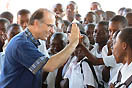 16 novembre 2012  Don Vaclav Klement, Consigliere per le Missioni, con alcuni allievi del Don Bosco Salama.