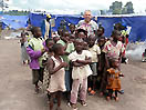 29 novembre 2012 - Don Piero Gavioli, sdb, con alcuni giovani sfollati del Centro Educativo Don Bosco di Goma.