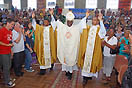 15 dicembre 2012  Mons. Gilio Felicio, vescovo di Bag, con i neo sacerdoti, i fratelli Tiago Rodrigues Lopes, sdb, e Domingos Manoel.