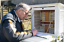 il salesiano coadiutore, sig. James O`Hare, ex preside del Warrenstown Horticultural College, raccoglie dati meteorologici.