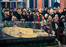 13 marzo 2013 - Rijeka (Fiume) i fedeli pregano davanti lurna di Don Bosco nella Chiesa parrocchiale di Maria Ausiliatrice.