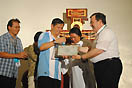5 maggio 2013 - Don Fabio Attard, Consigliere Generale per la Pastorale Giovanile, conferisce il primo livello della Certificazione di Salesianit al Don Bosco Technical Institute di Makati, consegnando al direttore, don Anthony Paul Bicomong, una targa.