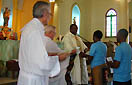 25 maggio 2013 - Don Amrico Chaquisse, Superiore della Visitatoria del Mozambico, consegna i diplomi ai nuovi Salesiani Cooperatori.