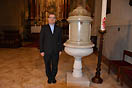 8 giugno 2013 - Don Pierluigi Cameroni davanti alla fonte battesimale dove venne battezzato Stefano Sandor.