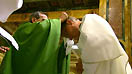 29 settembre 2013 - Don Pascual Chávez, Rettor Maggiore, consegna il crocifisso ad uno dei membri della 144ma spedizione missionaria. 
