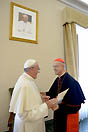 15 ottobre 2013 - Papa Francesco saluta il cardinale Tarcisio Bertone, sdb, nel corso della cerimonia di congedo del porporato salesiano dal servizio di Segretario di Stato Vaticano.
(Servizio Fotografico de LOsservatore Romano)