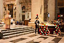 17 ottobre 2013 - Il card. Angelo Bagnasco, arcivescovo di Genova e Presidente della Conferenza Episcopale Italiana (CEI), celebra l’Eucaristia in occasione della peregrinazione dell’urna di Don Bosco nella cattedrale San Lorenzo.
