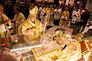 17 ottobre 2013 - Il card. Angelo Bagnasco, arcivescovo di Genova e Presidente della Conferenza Episcopale Italiana (CEI), rende omaggio all’urna di Don Bosco nella cattedrale San Lorenzo.
