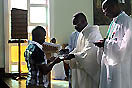 29 ottobre 2013  Don Jean Claude Ngoy, Superiore dellIspettoria dellAfrica Centrale (AFC), consegnato il crocifisso e le costituzioni ad uno dei 15 novizi del noviziato di Kansebula.