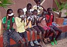 novembre 2013 – Missionari salesiani distribuiscono il latte ai bambini del campo profughi di Kakuma.