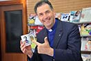 28 Marzo 2014 - CG27: Don ngel Fernndez Artime, Rettor Maggiore dei Salesiani, con la tazza realizzata per il Bicentenario dal sig. Andrs Felipe Loaiza, salesiano coadiutore.