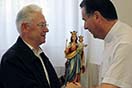 24 Giugno 2014 – Don Ángel Fernández Artime, Rettor Maggiore, donato una statua di Maria Ausiliatrice a don Herbert Bihlmayer in occasione del 50° anniversario di ordinazione.