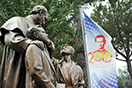 10 Agosto 2014 - Statua di Don Bosco con i fanciulli e bandiera del Bicentenario