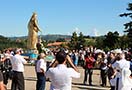 16 Agosto 2014 - Il Rettor Maggiore, le autorit civili e religiose insieme alla popolazione di Castelnuovo e numerosi altri fedeli hanno accompagnato la statua della Madonna della Cintura fino al piazzale del Colle Don Bosco, luogo dei festeggiamenti del Bicentenario.