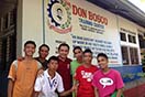 20 ottobre 2014 - Il direttore del “Don Bosco Training Center”, don Jude Albarando (al centro della foto), con alcuni studenti di fronte al vecchio laboratorio.
