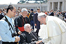 17 maggio 2015 - Papa Francesco saluta il cardinale salesiano Joseph Zen Ze-kiun, vescovo emerito di Hong Kong, e don Gaetano Nicosia, salesiano missionario centenario
