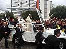 7 luglio 2015 - Il Papa sulla "papamobile"