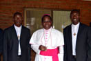 27 giugno 2015 - I neosacerdoti salesiani don George Emmanuel Phiri e don Mark Emmanuel Phiri con l`arcivescovo della città, mons. Tarcisius Gervazio Ziyaye