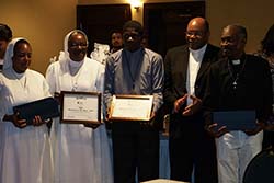 Photo de l'article -HATI  PRIX HUMANITAIRE LUCIENNE DESCHAMPS AUX SALSIENS DE DON BOSCO ET FILLES DE MARIE AUXILIATRICE