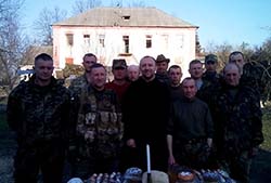 Photo de l'article -UKRAINE  LES SALSIENS UKRAINIENS SERVENT LES JEUNES DANS LES TRANCHES