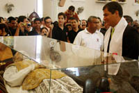 Photo for the article -ECUADOR  PRESIDENT OF THE REPUBLIC CORREA PAYS HIS RESPECTS