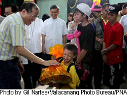 Photo for the article -PHILIPPINES  THE PRESIDENT BRINGS PRESENTS TO THE YOUNGSTERS AT THE DON BOSCO CENTRE